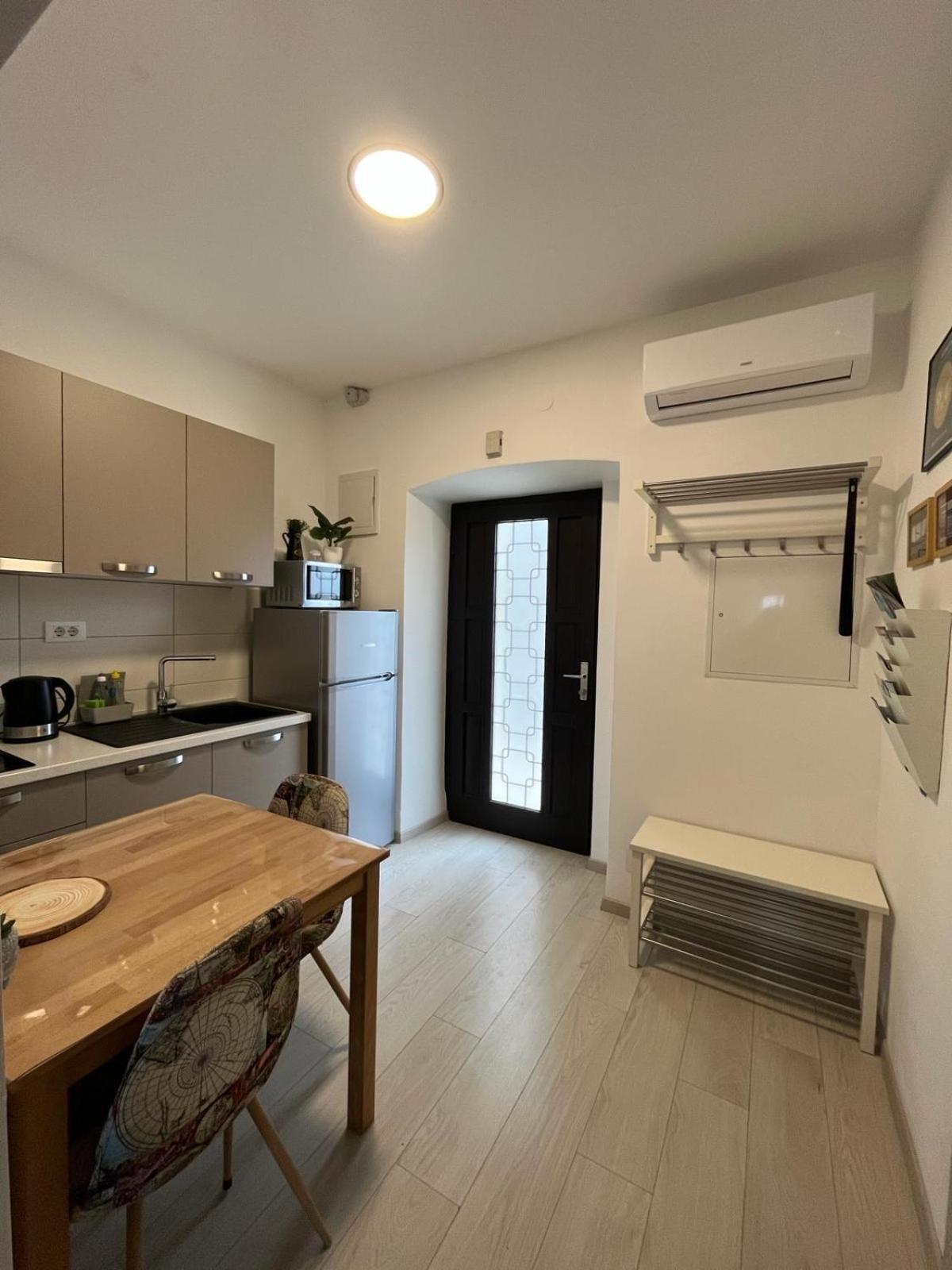 Apartment Arena Pula Luaran gambar