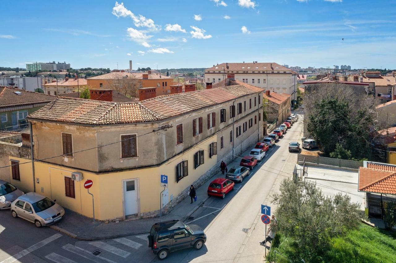 Apartment Arena Pula Luaran gambar