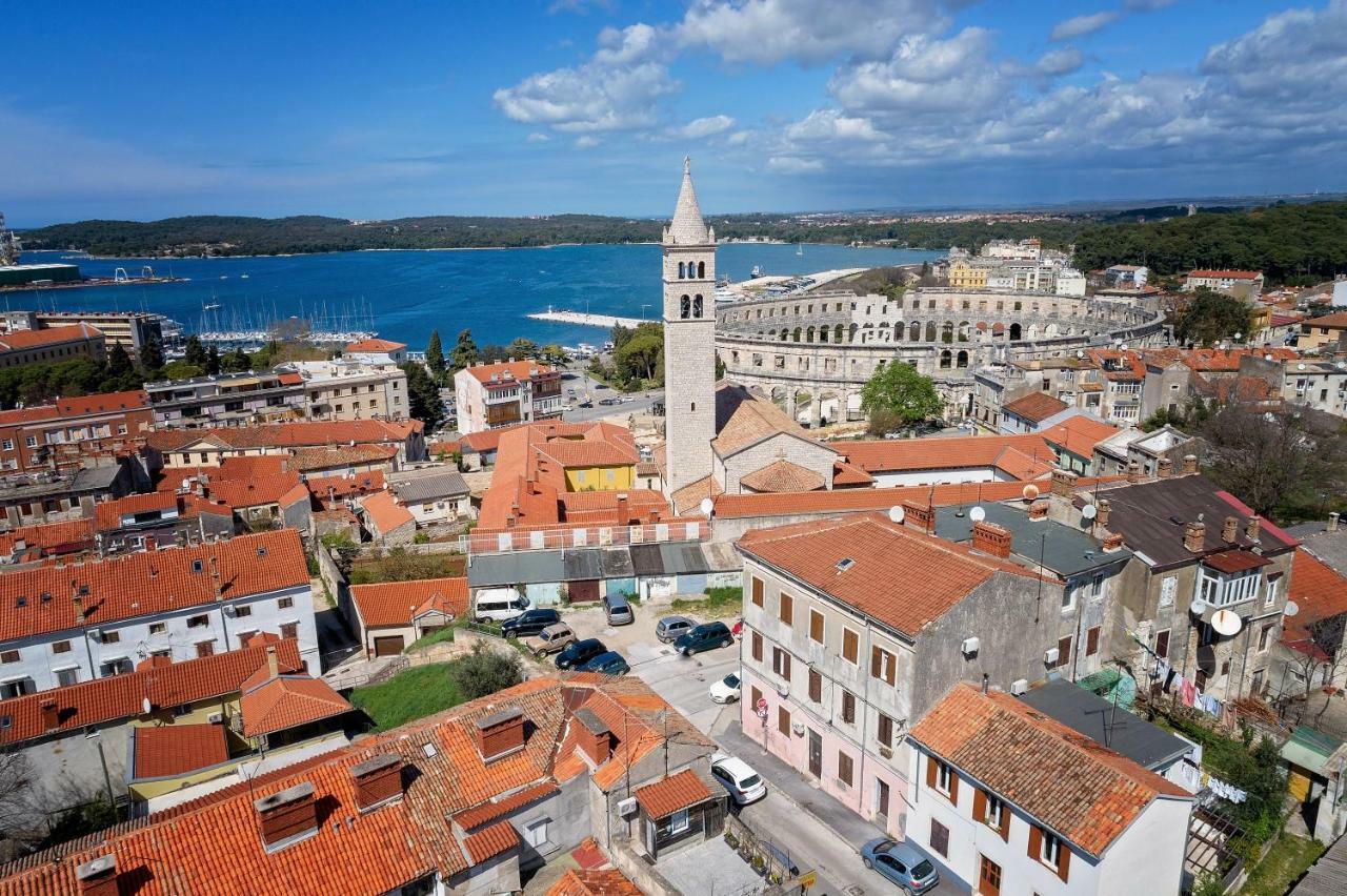 Apartment Arena Pula Luaran gambar