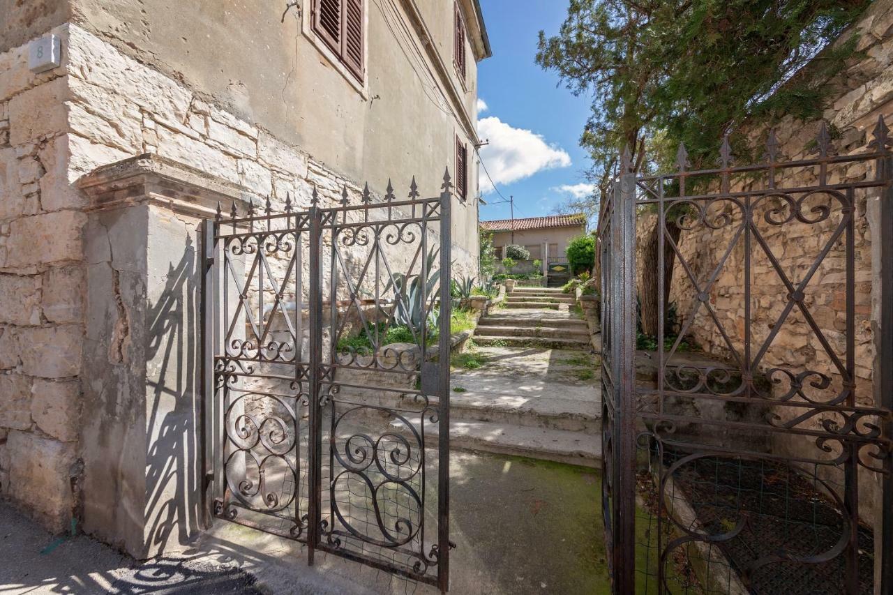 Apartment Arena Pula Luaran gambar